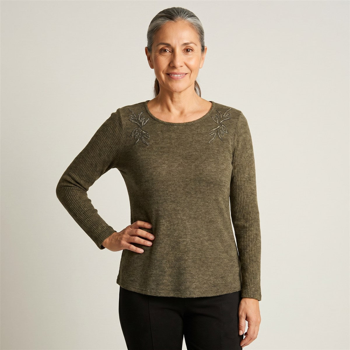 Polera Verde de Lanilla con Detalle de Strass en modelo adulta