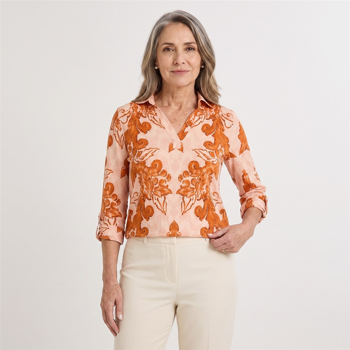 Polera Manga 3/4 Cuello Camisero Estampada Terracota en modelo adulta