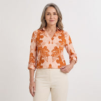 Polera Manga 3/4 Cuello Camisero Estampada Terracota en modelo adulta