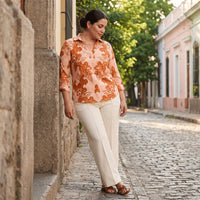 Polera Manga 3/4 Cuello Camisero Estampada Terracota lifestyle