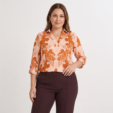 Polera Manga 3/4 Cuello Camisero Estampada Terracota en modelo plus size