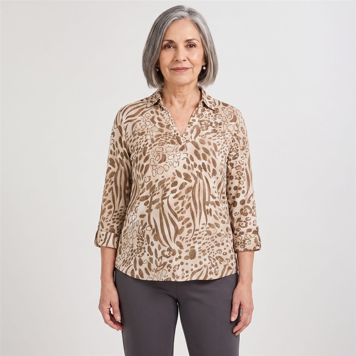 Polera Manga 3/4 Cuello Camisero Estampada Beige en modelo adulta
