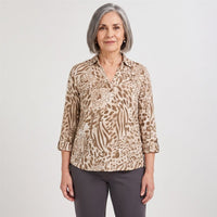 Polera Manga 3/4 Cuello Camisero Estampada Beige en modelo adulta