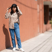 Polera Manga 3/4 Cuello Camisero Estampada Beige lifestyle