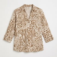 Polera Manga 3/4 Cuello Camisero Estampada Beige en plano