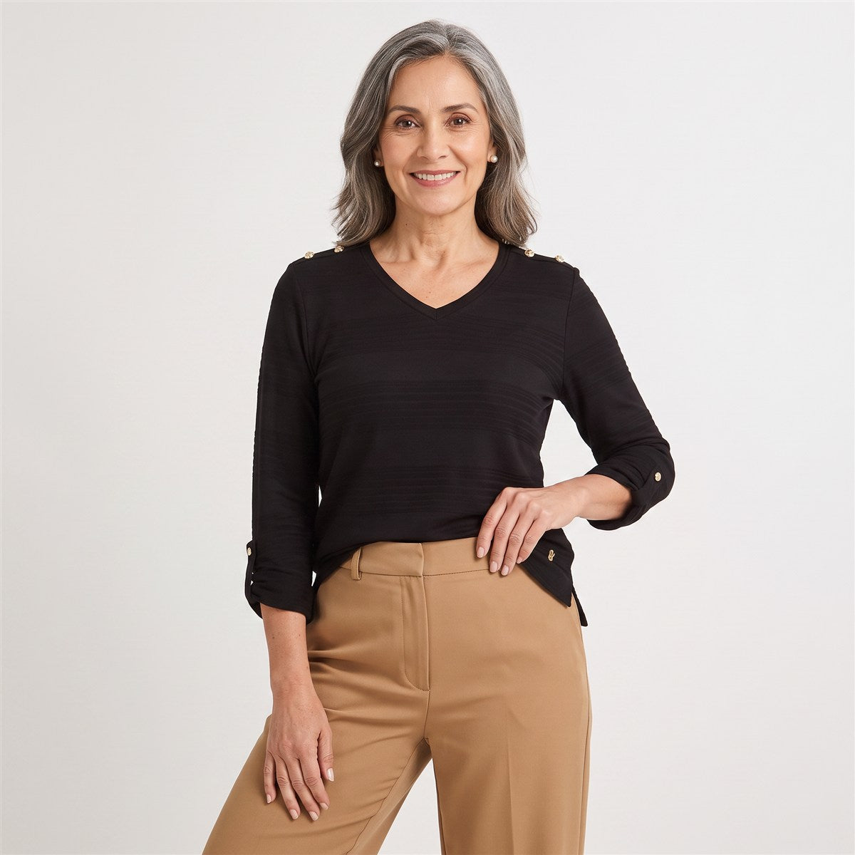 Polera Manga Larga Lisa con Botones en Hombro Negro en modelo adulta
