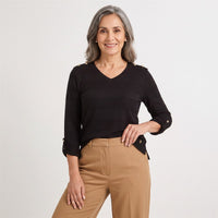 Polera Manga Larga Lisa con Botones en Hombro Negro en modelo adulta