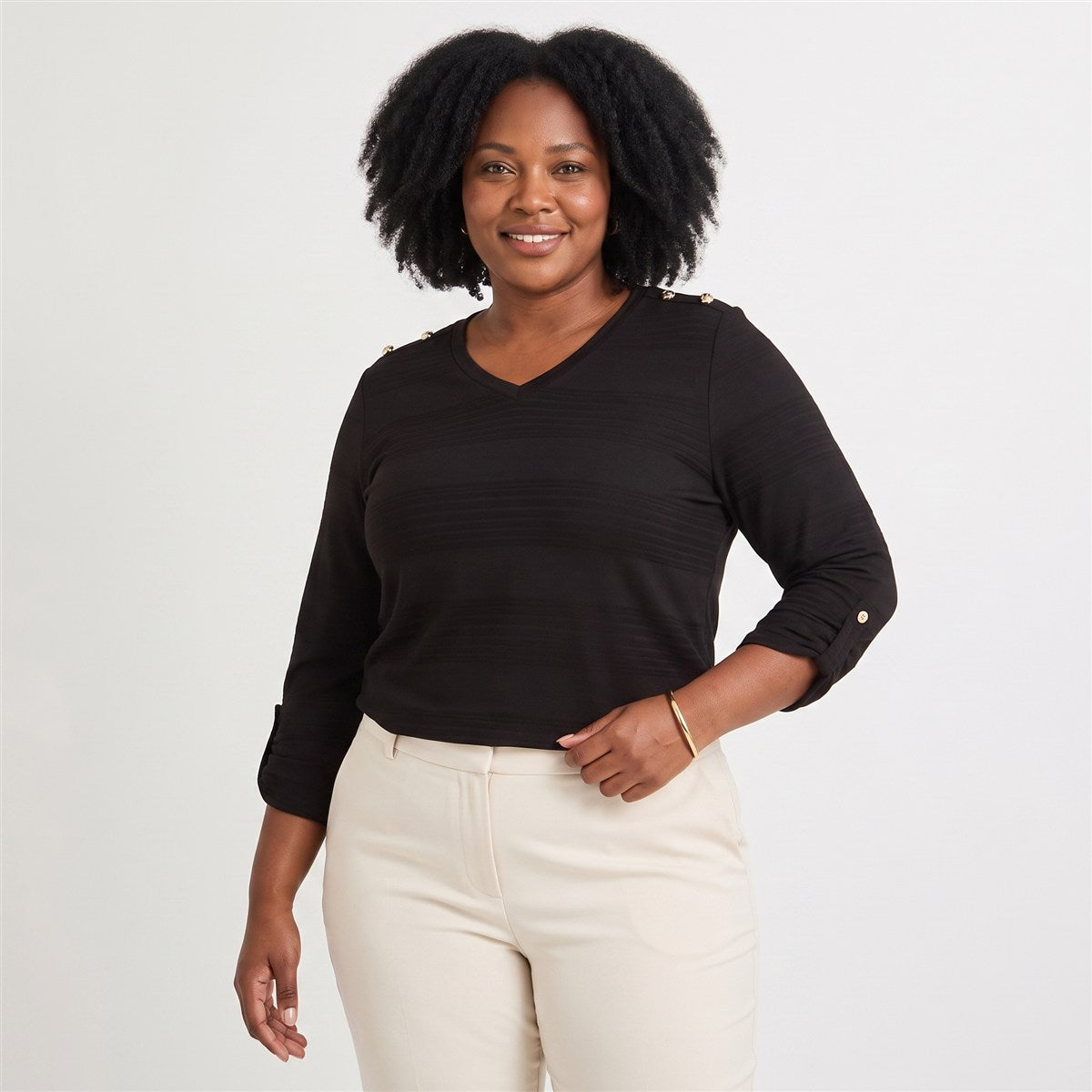 Polera Manga Larga Lisa con Botones en Hombro Negro en modelo plus size