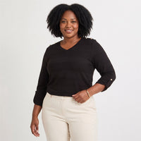Polera Manga Larga Lisa con Botones en Hombro Negro en modelo plus size