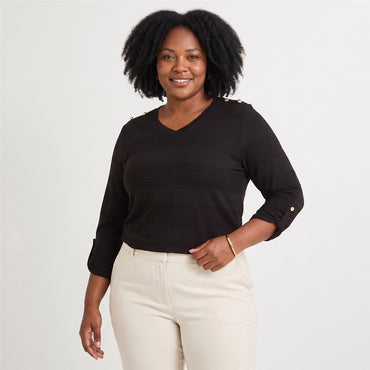 Polera Manga Larga Lisa con Botones en Hombro Negro en modelo plus size