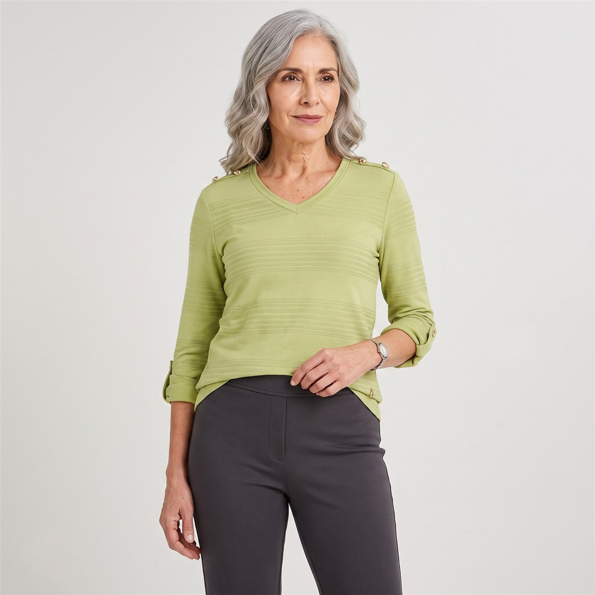 Polera Manga Larga Lisa con Botones en Hombro Verde en modelo adulta