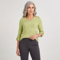 Polera Manga Larga Lisa con Botones en Hombro Verde en modelo adulta