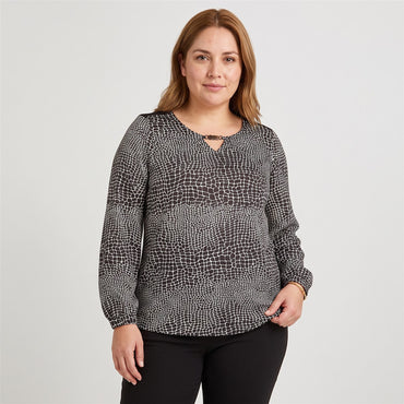 Polera Mix Fabric Print Frontal Negro en modelo plus size