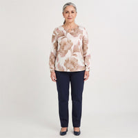 Polera Mix Fabric Print Frontal Beige en modelo adulta