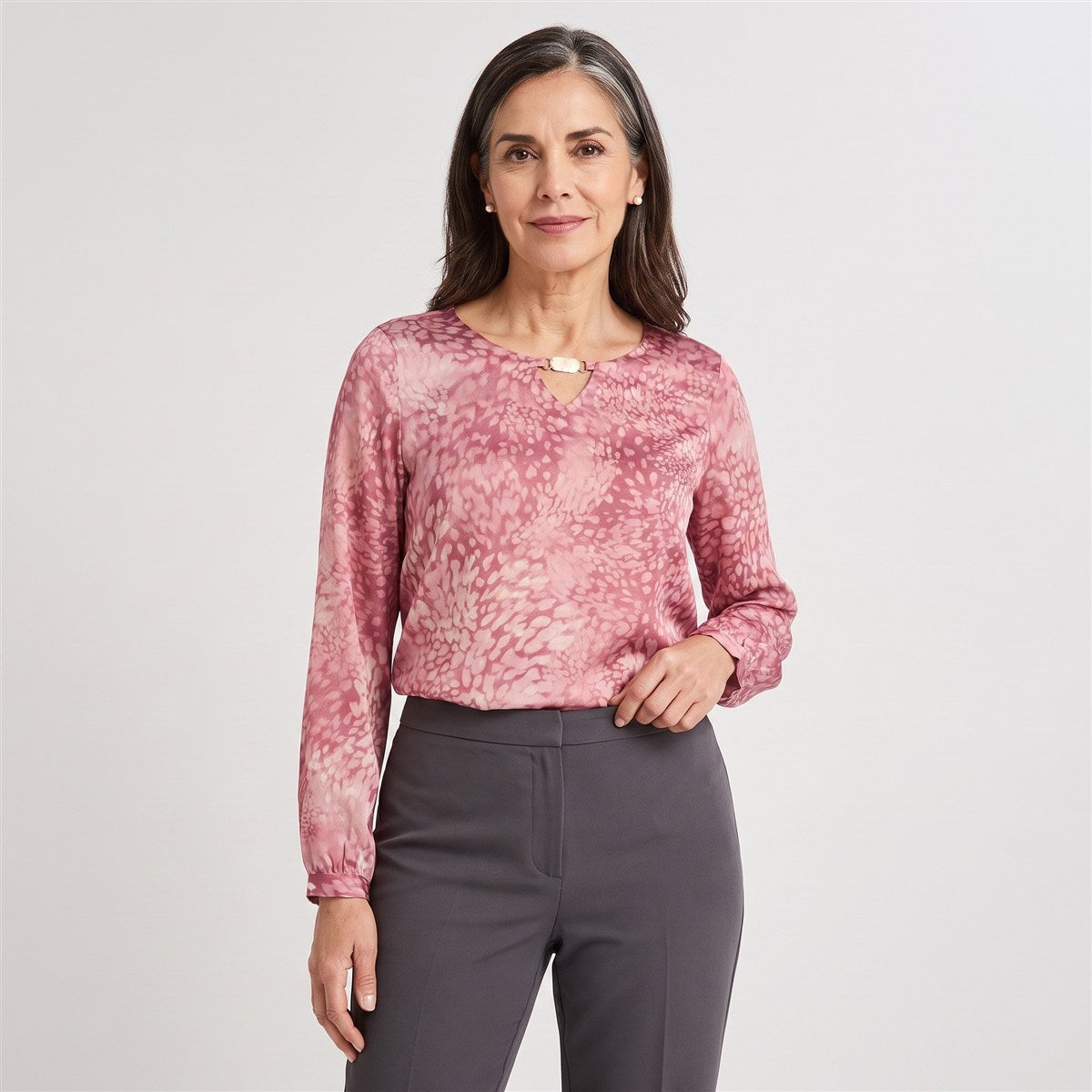 Polera Mix Fabric Print Frontal Rosado en modelo adulta