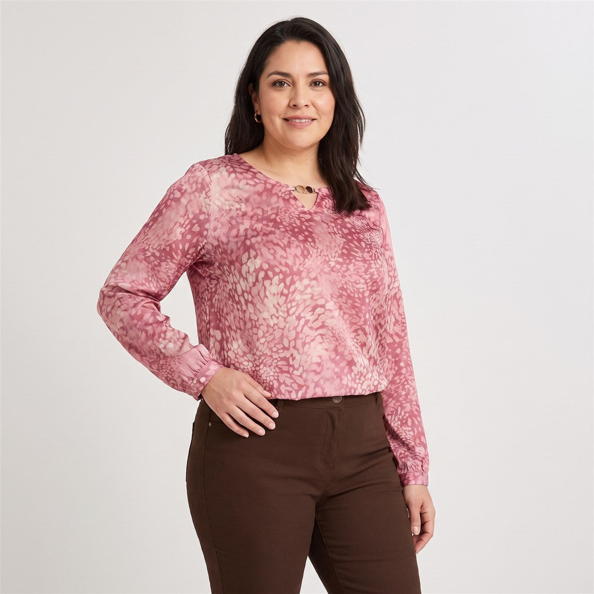 Polera Mix Fabric Print Frontal Rosado en modelo plus size