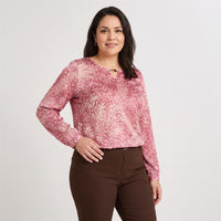 Polera Mix Fabric Print Frontal Rosado en modelo plus size