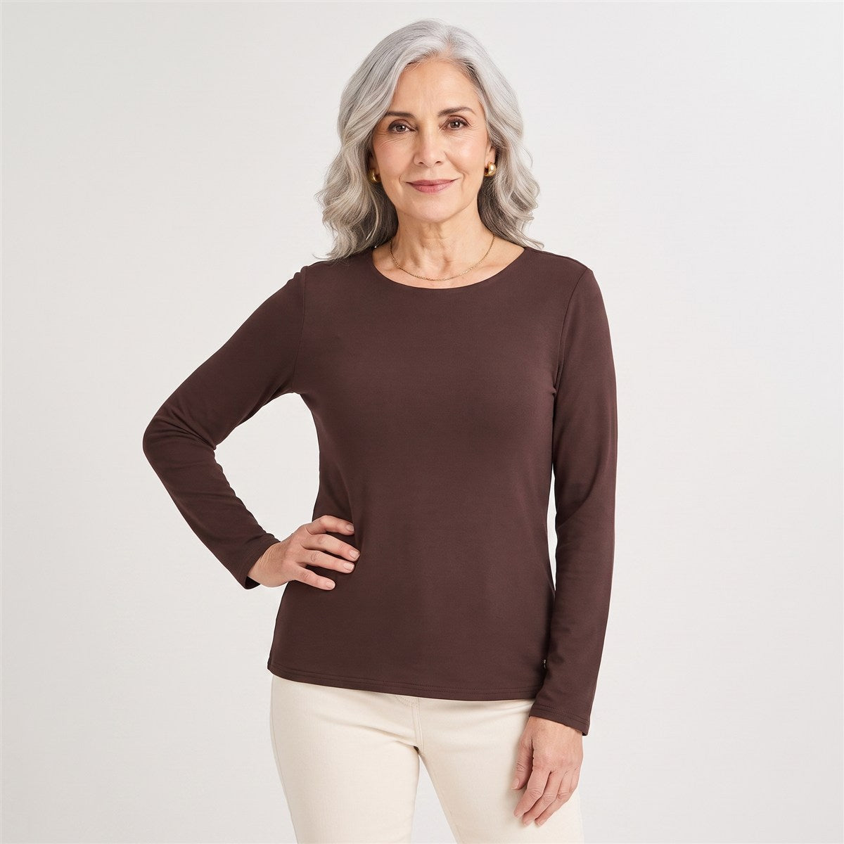 Polera Escote Redondo Lisa Básica Café en modelo adulta