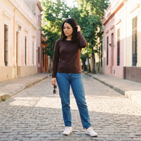 Polera Escote Redondo Lisa Básica Café lifestyle