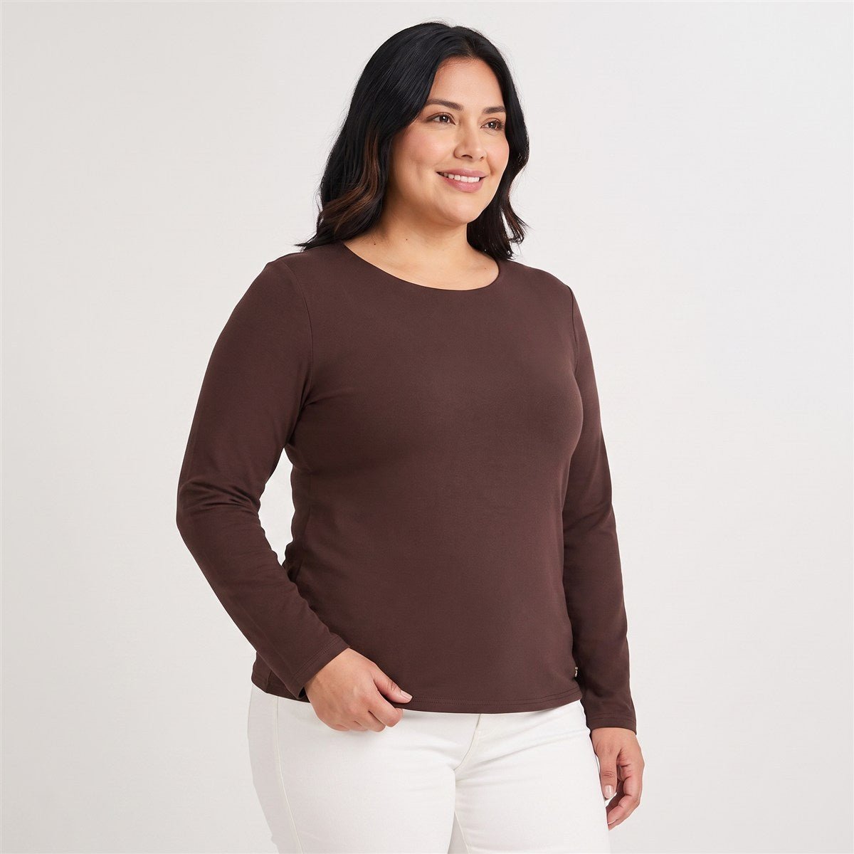Polera Escote Redondo Lisa Básica Café en modelo plus size