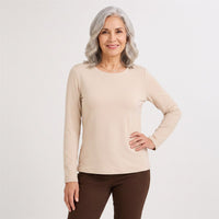 Polera Escote Redondo Lisa Básica Beige en modelo adulta