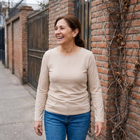Polera Escote Redondo Lisa Básica Beige lifestyle