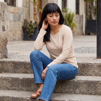 Polera Escote Redondo Lisa Básica Beige lifestyle
