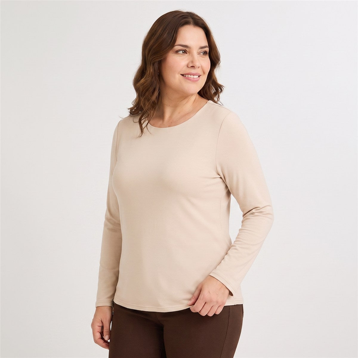 Polera Escote Redondo Lisa Básica Beige en modelo plus size
