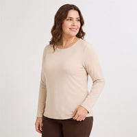 Polera Escote Redondo Lisa Básica Beige en modelo plus size