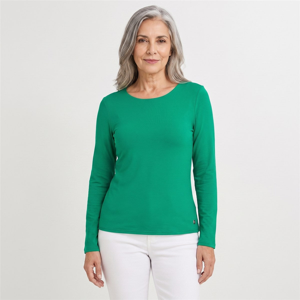 Polera Escote Redondo Lisa Básica Verde en modelo adulta