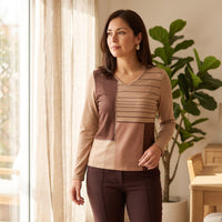 Polera Lanilla Bloques de Color con Strass Café lifestyle