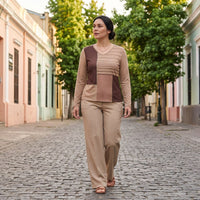 Polera Lanilla Bloques de Color con Strass Café lifestyle