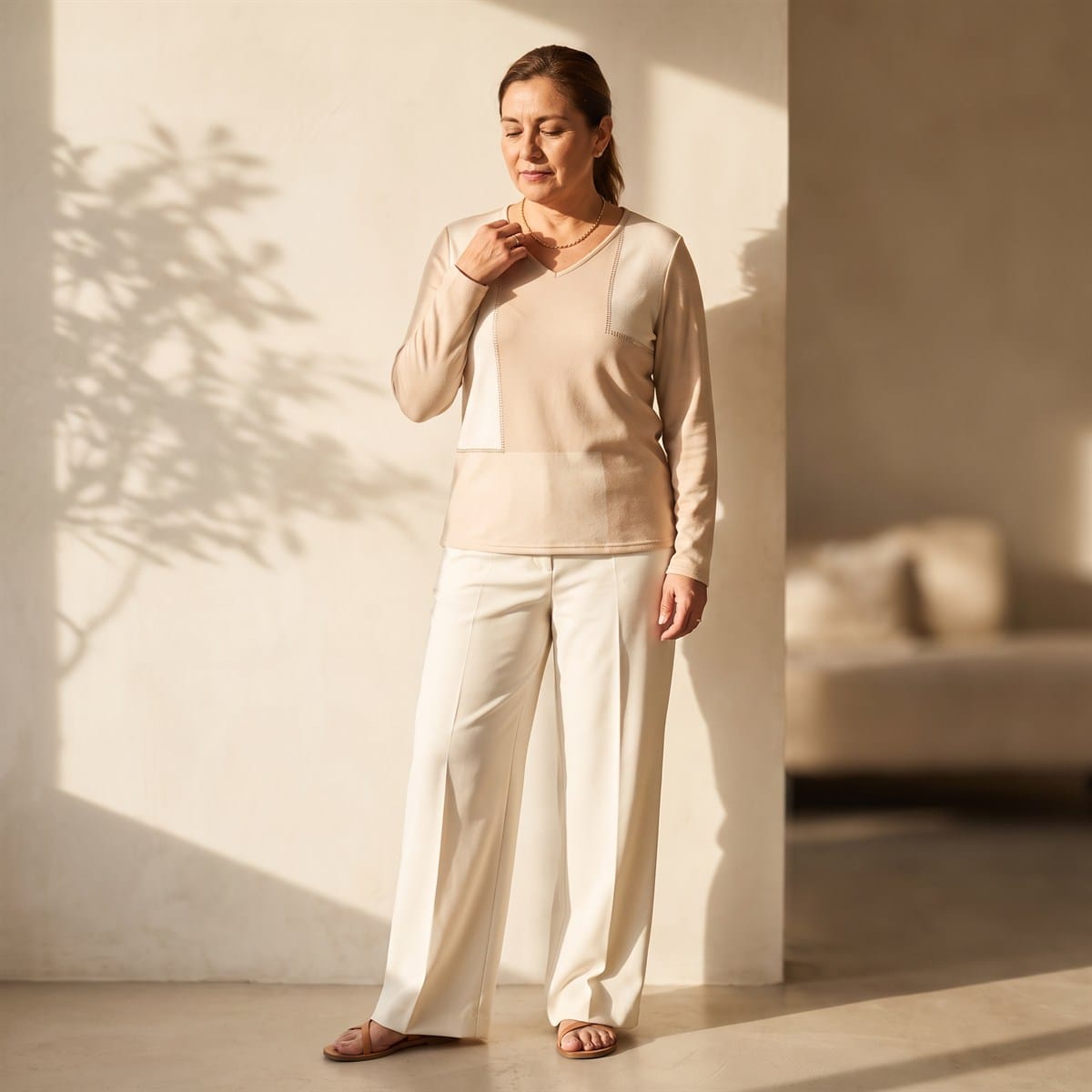 Polera Lanilla Bloques de Color con Strass Beige lifestyle