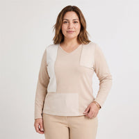 Polera Lanilla Bloques de Color con Strass Beige en modelo plus size