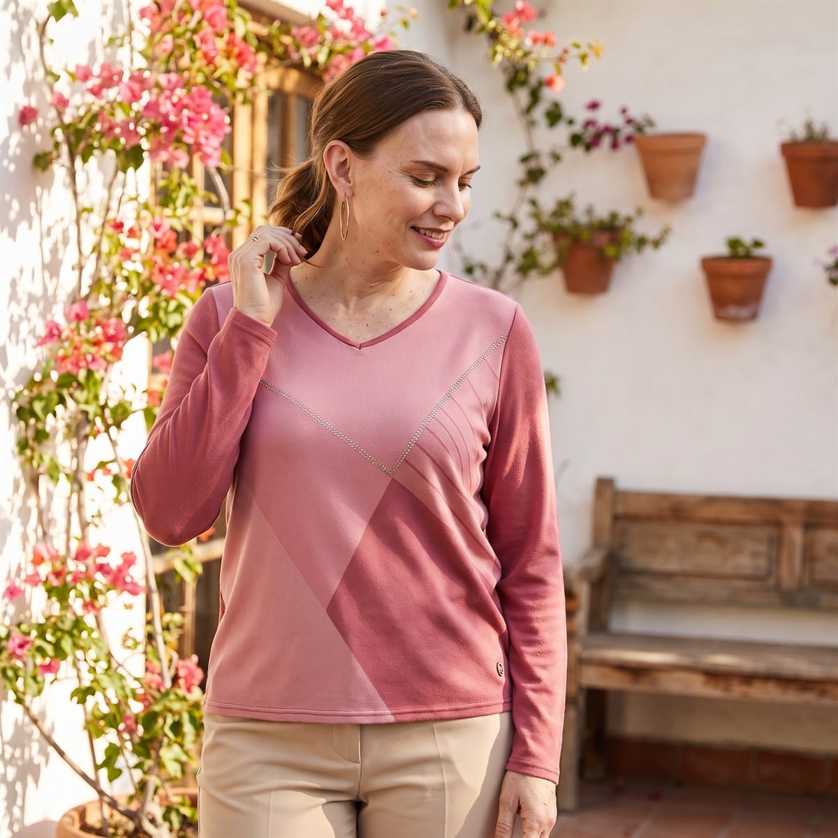 Polera Lanilla Bloques de Color con Strass Rosado lifestyle