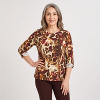 Polera Lanilla Estampada con Aplicación de Lentejuelas Café en modelo adulta