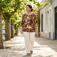 Polera Lanilla Estampada con Aplicación de Lentejuelas Café lifestyle