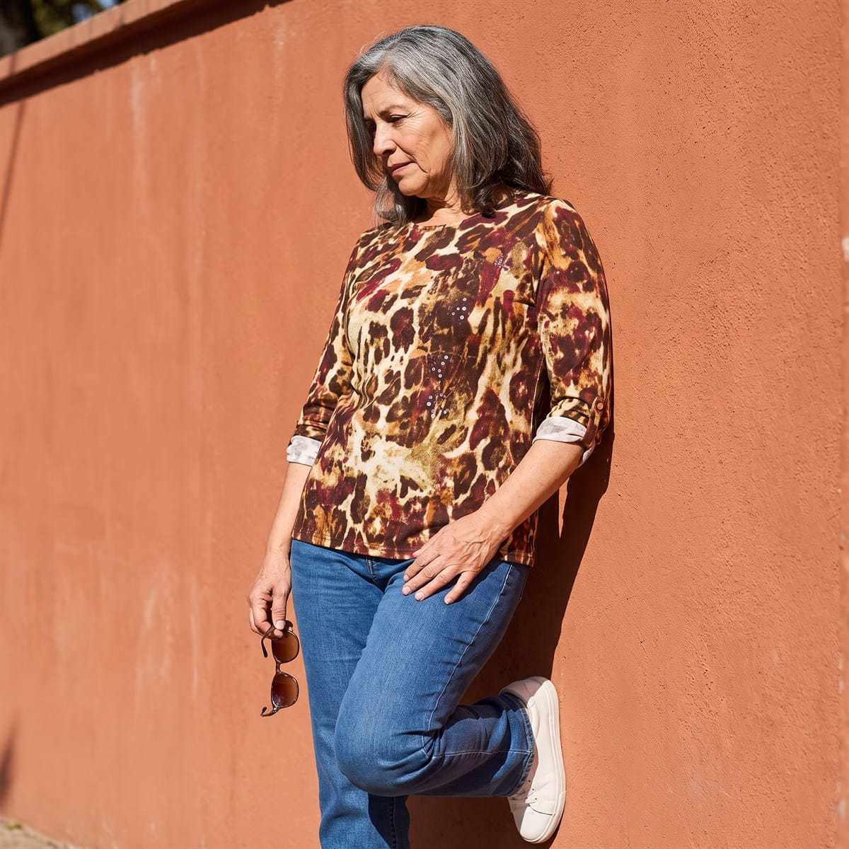 Polera Lanilla Estampada con Aplicación de Lentejuelas Café lifestyle