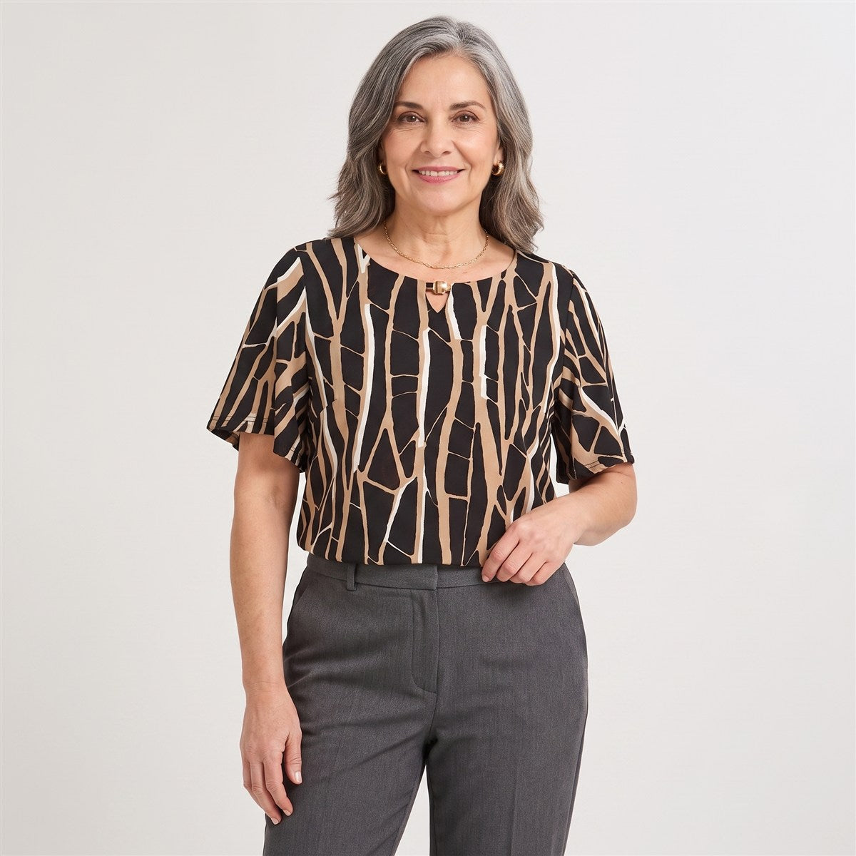 Polera Manga Corta Estampada Negro en modelo adulta