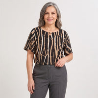 Polera Manga Corta Estampada Negro en modelo adulta