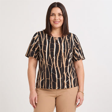 Polera Manga Corta Estampada Negro en modelo plus size