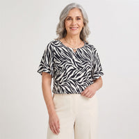 Polera Manga Corta Estampada Azul en modelo adulta