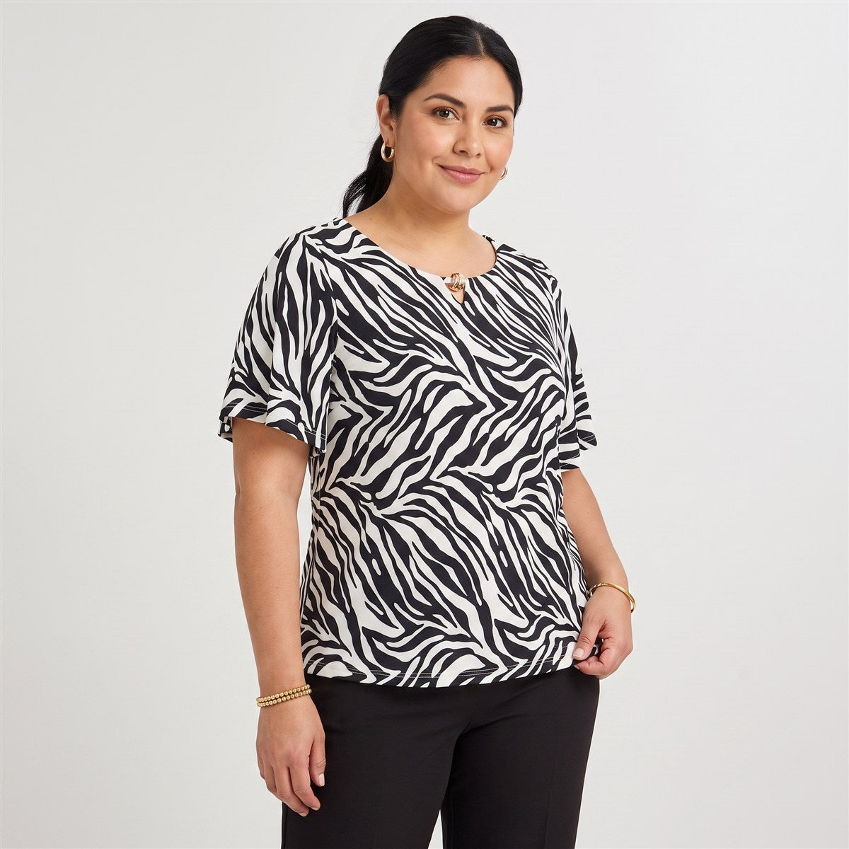 Polera Manga Corta Estampada Azul en modelo plus size