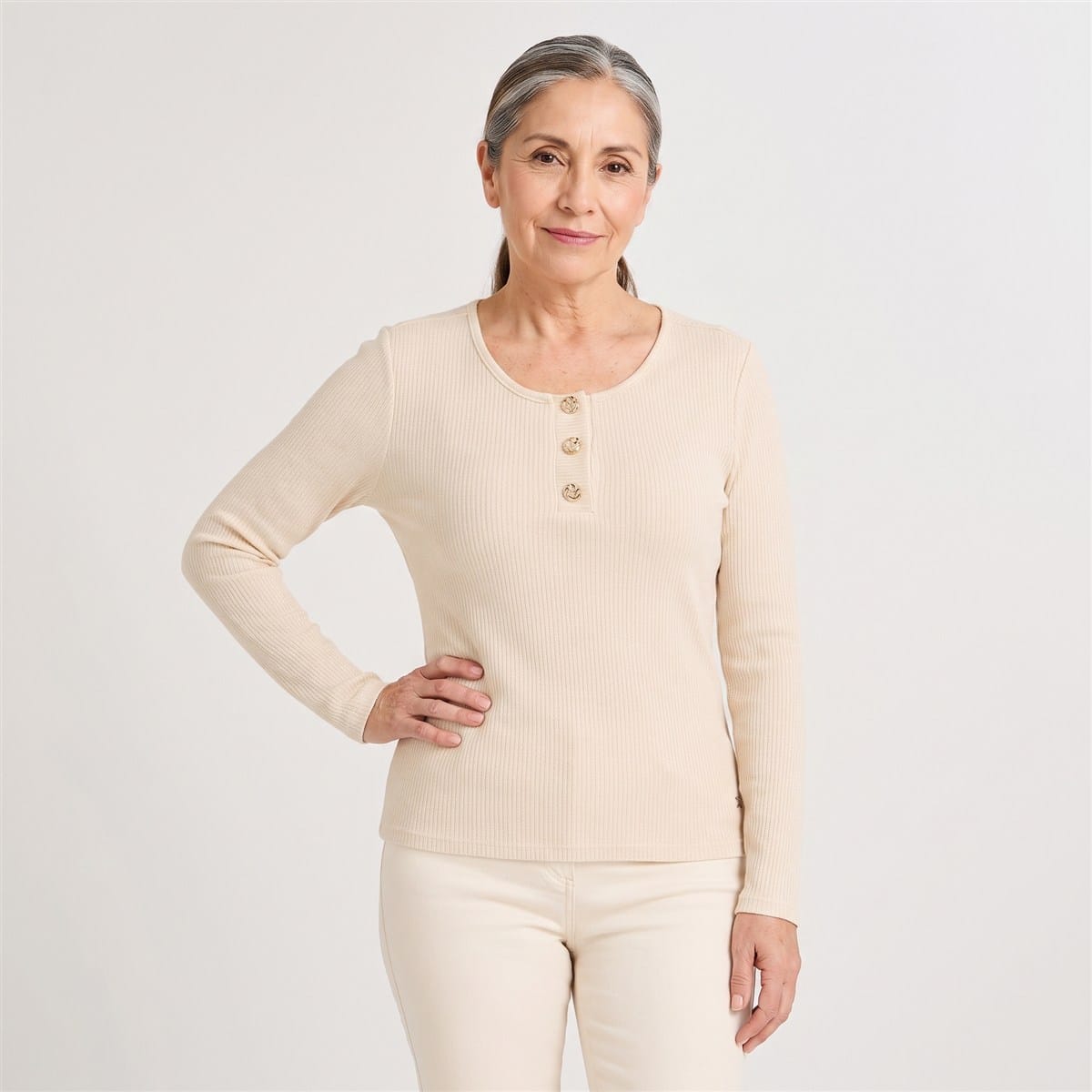 Polera Manga Larga con Lurex Botones en Escote Amarillo en modelo adulta