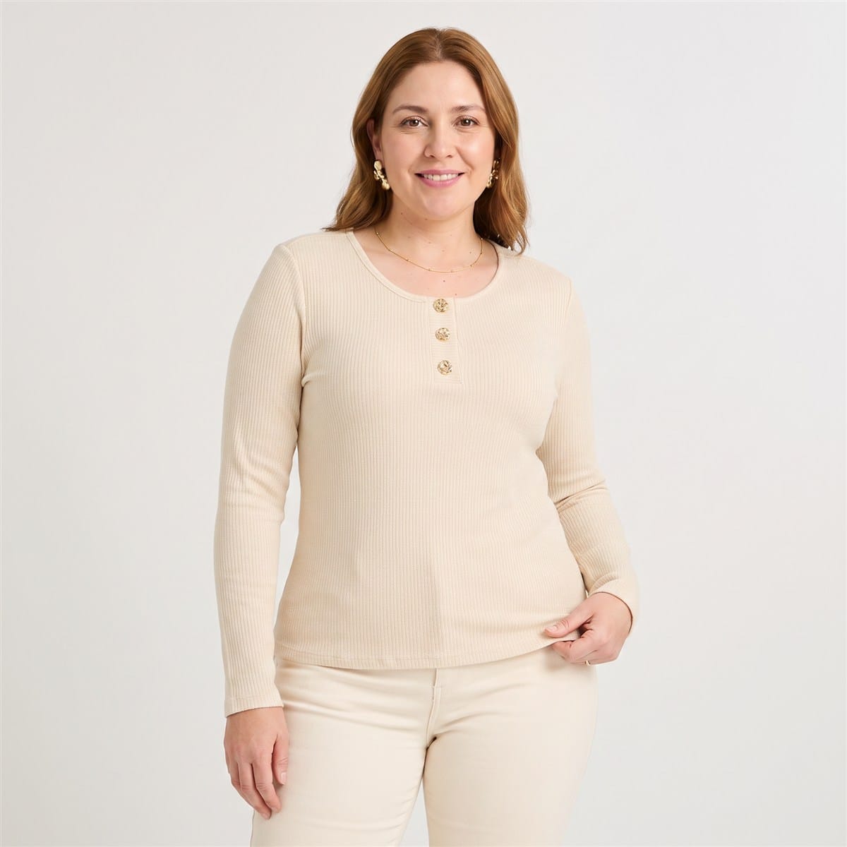 Polera Manga Larga con Lurex Botones en Escote Amarillo en modelo plus size