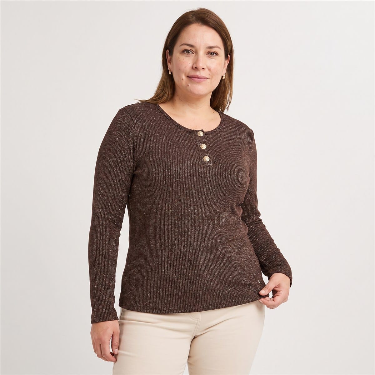 Polera Manga Larga con Lurex Botones en Escote Café en modelo plus size