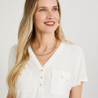 Polera Manga Corta Cuello Mao con Botones Lisa Crudo