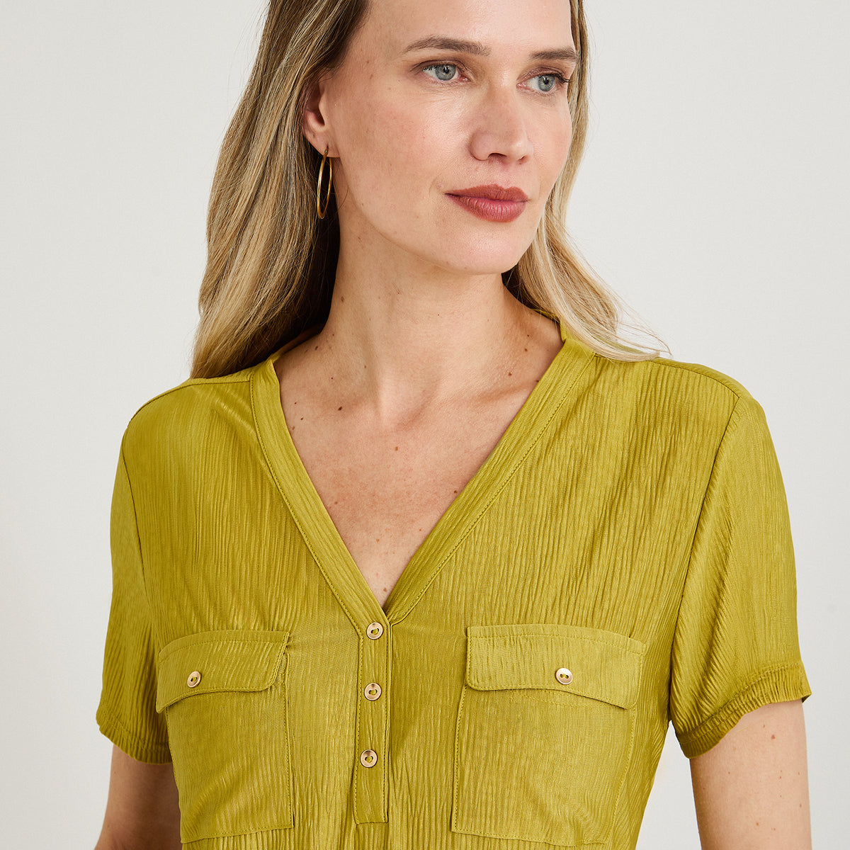 Polera Manga Corta Cuello Mao con Botones Lisa Verde