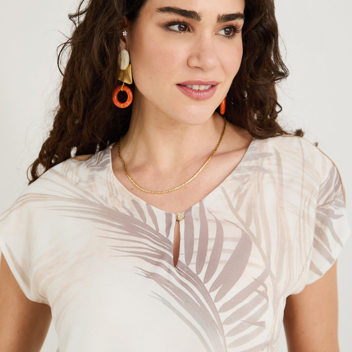 Polera Mix Fabric Estampado Localizado Frontal Beige