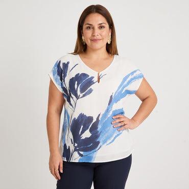 Polera Mix Fabric Estampado Localizado Frontal Azul en modelo plus size
